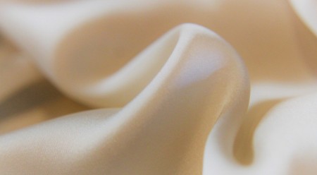 Cupro – wszystko co najlepsze z połączenia bawełny i jedwabiu. Jak stylizować z naturalną skórą?