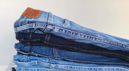 Jeansy a moda, czyli historia „wytarta” w bawełnie